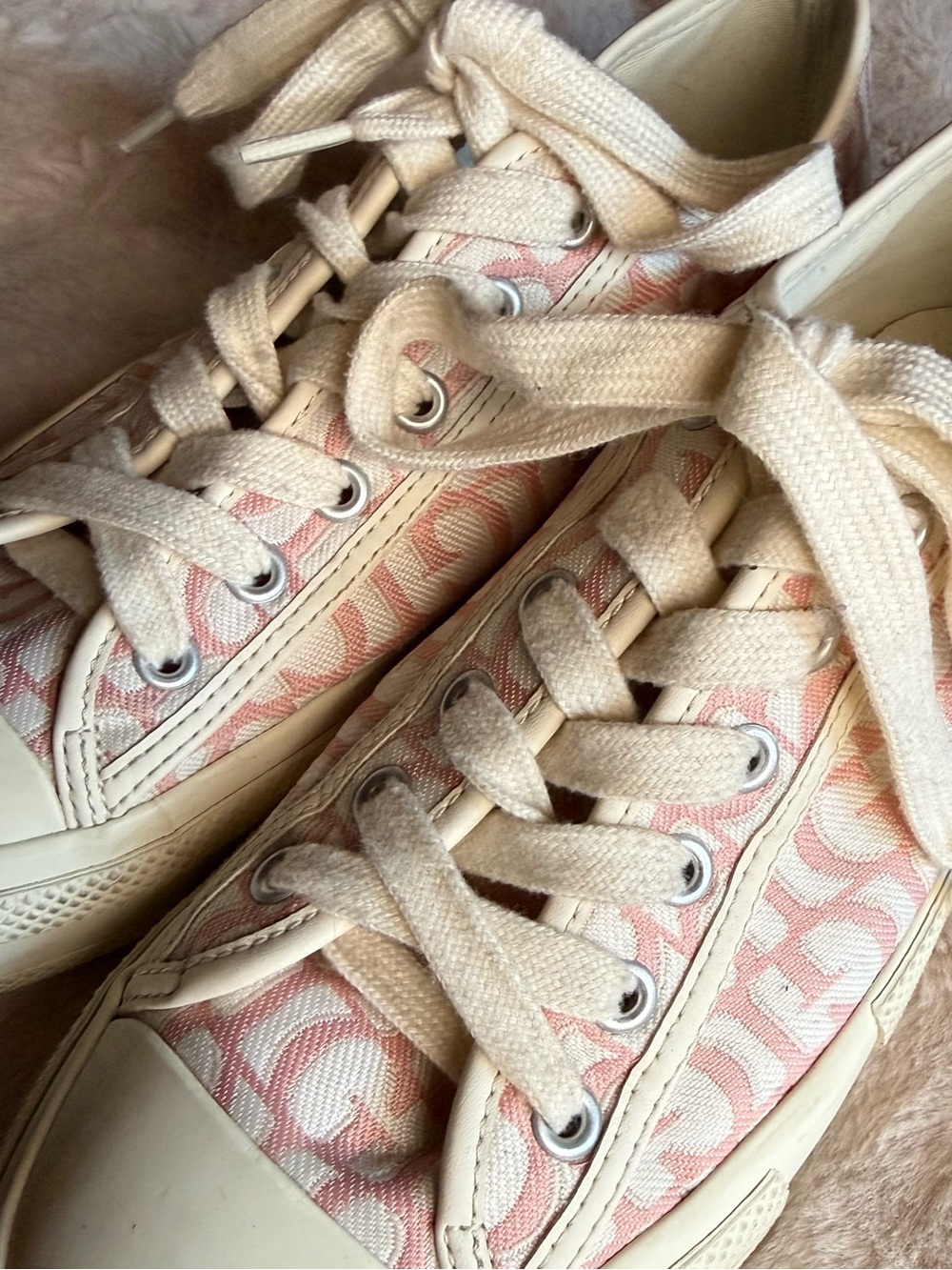 Guess Low-Top Sneakers with Pink Logo US(8.5)